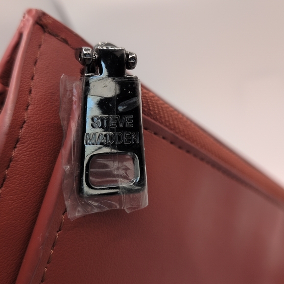 New Steve Madden BCABBY Red Flap Wristlet Wallet Fits Cellphone - Picture 4 of 6